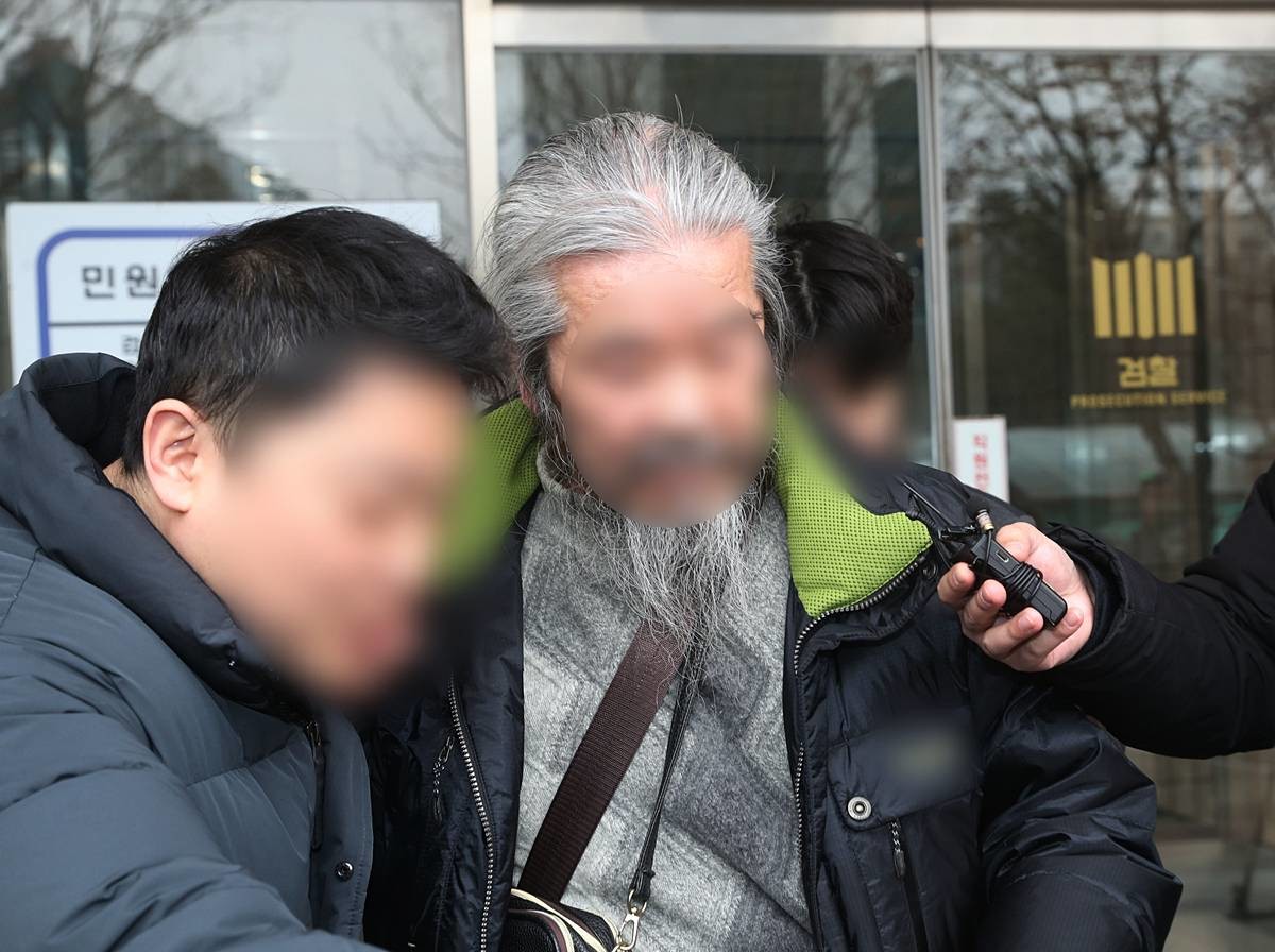 전자장치 부착 등에 관한 법률 위반 혐의로 불구속 기소된 아동성범죄자 조두순이 2024년 3월 11일 오전 경기 안산시 단원구 수원지방검찰청 안산지청에서 첫 공판을 마친 뒤 나오고 있다. 검찰은 이날 재판에서 조씨에게 야간외출 제한명령을 어긴 혐의로 징역 1년을 구형했다 / 뉴스1