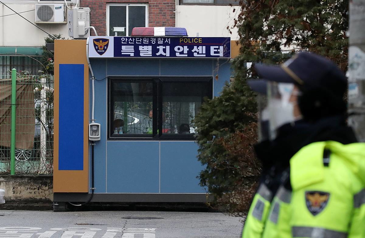 2020년 12월 13일 오전 아동 성폭행 혐의로 징역 12년을 복역 후 출소한 조두순이 거주하는 경기도 안산시내 거주지 앞에 특별치안센터가 설치되어 있다 / 뉴스1