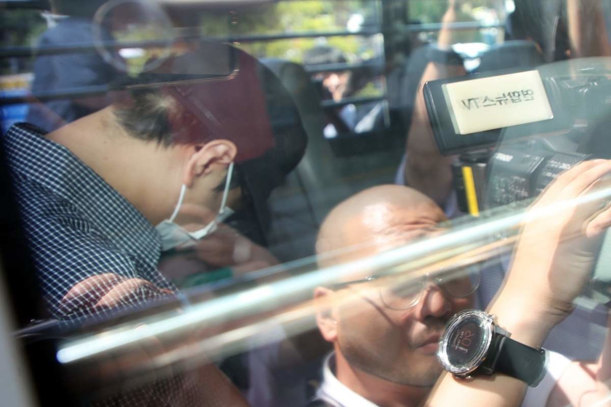 제주에서 발생한 실종사건을 허위 종결한 혐의를 받는 제주서부경찰서 소속 부 모 경장이 지난 1일 제주동부경찰서 유치장에서 나와 호송차량을 타고 검찰로 송치되고 있다. / 뉴스1