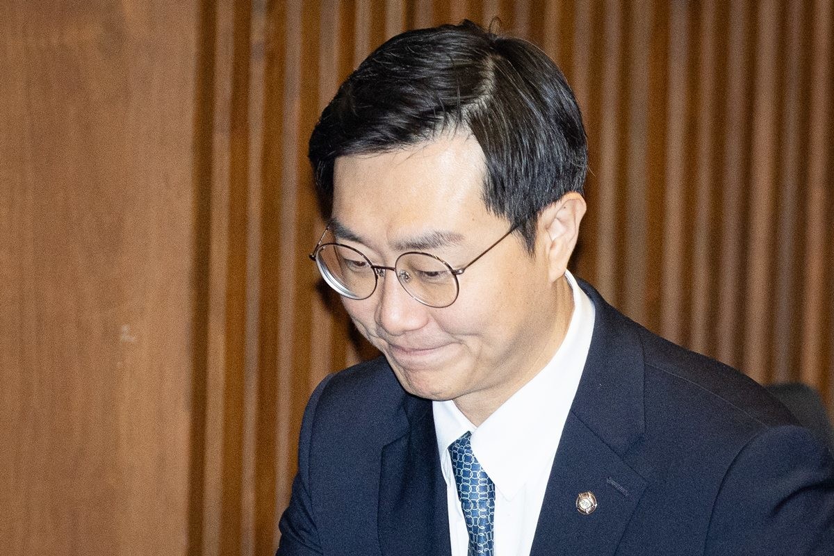 장경태 무소속 의원 자료 사진. 장경태 의원은 본인이 연루된 성추행 의혹과 관련해 '무고죄 고소인 자격으로 경찰에 출석해 다수의 증거를 제출했다'라며 고소인이 포함된 카카오톡 단체대화방 대화 내역을 공개했다. 장 의원은 2일 서울 여의도 국회에서 연 기자회견에서 '이러한 증거들이야말로 그날의 실체가 (고소인 전 남자친구의) 데이트폭력이라는 것을 명확하게 보여준다'라며 이렇게 주장했다. / 뉴스1