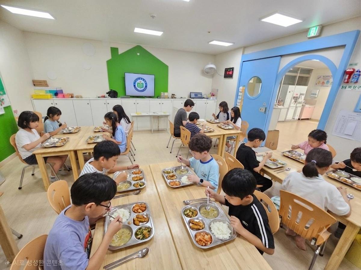 구미시 우리동네 초등방학 돌봄터 등에서 아이들이 식사를 하고 있다. / 구미시