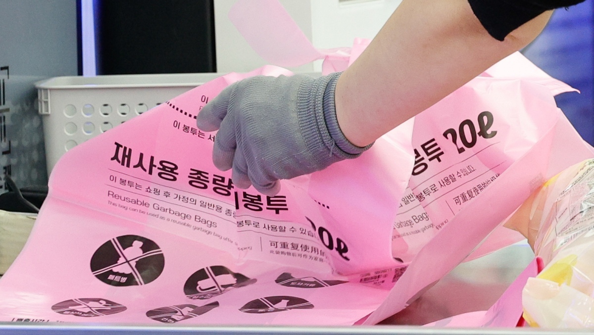 쓰레기 봉투에 ‘이름표’ 붙인다…이달부터 ‘쓰레기 실명제’ 시작한 지자체