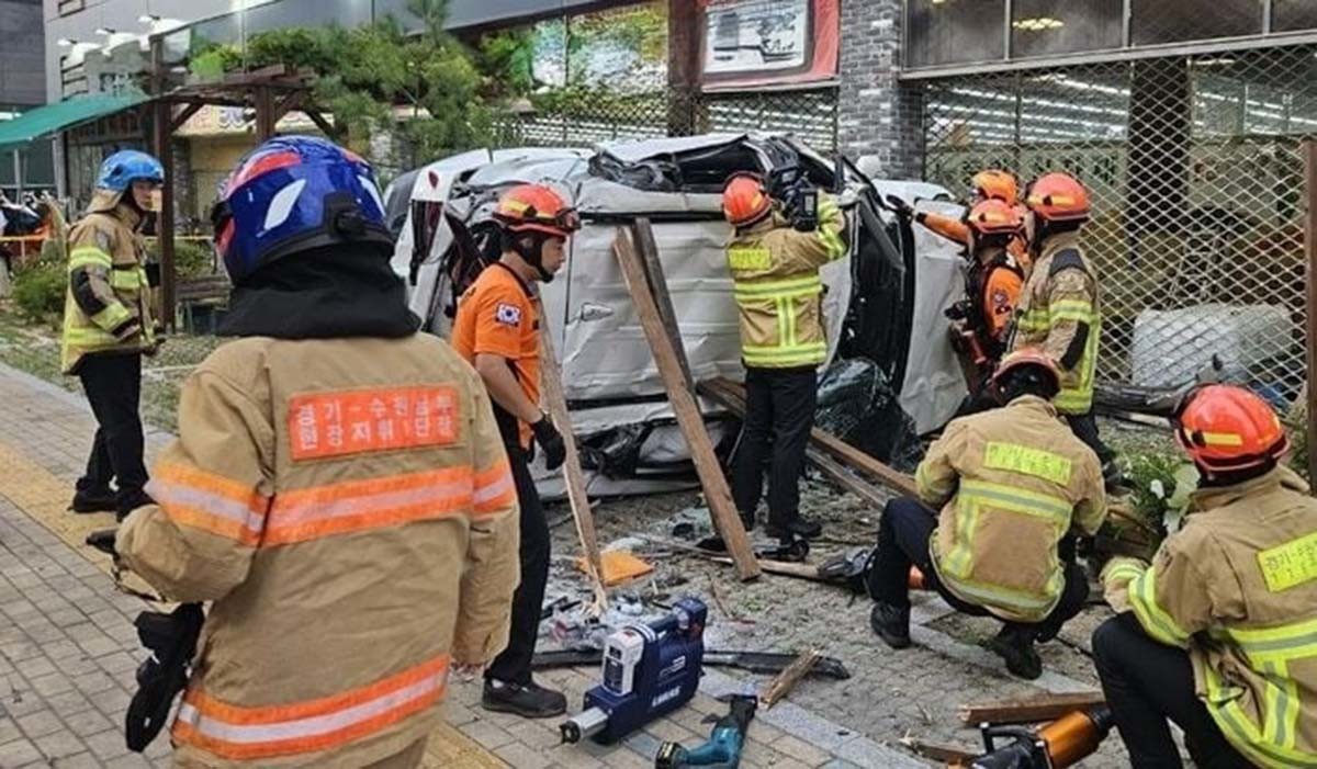 경기 수원의 한 식자재 마트 옥상에서 차량이 12m 아래로 추락해 20대 운전자가 숨진 사고가 지난달 12일 발생한 적이 있다. 사고 현장을 담은 사진이다. / 경기도소방재난본부 제공