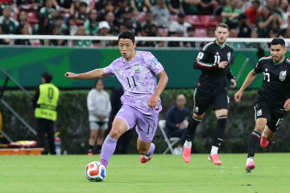 대한민국 축구국가대표팀 황희찬이 지난 6월 멕시코 과달라하라 스타디움에서 열린 2026 북중미 월드컵 A조 조별리그 2차전 대한민국과 멕시코의 경기에서 돌파하고 있다. / 뉴스1