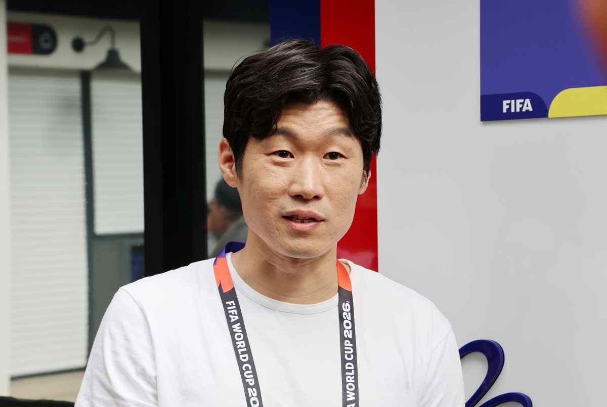 박지성이 지난 6월 멕시코 과달라하라 인근 사포판에 위치한 2026 북중미 월드컵 대한민국 축구 국가대표팀 훈련장인 '치바스 바예 베르데'에서 취재진의 질문에 답하고 있다. / 뉴스1