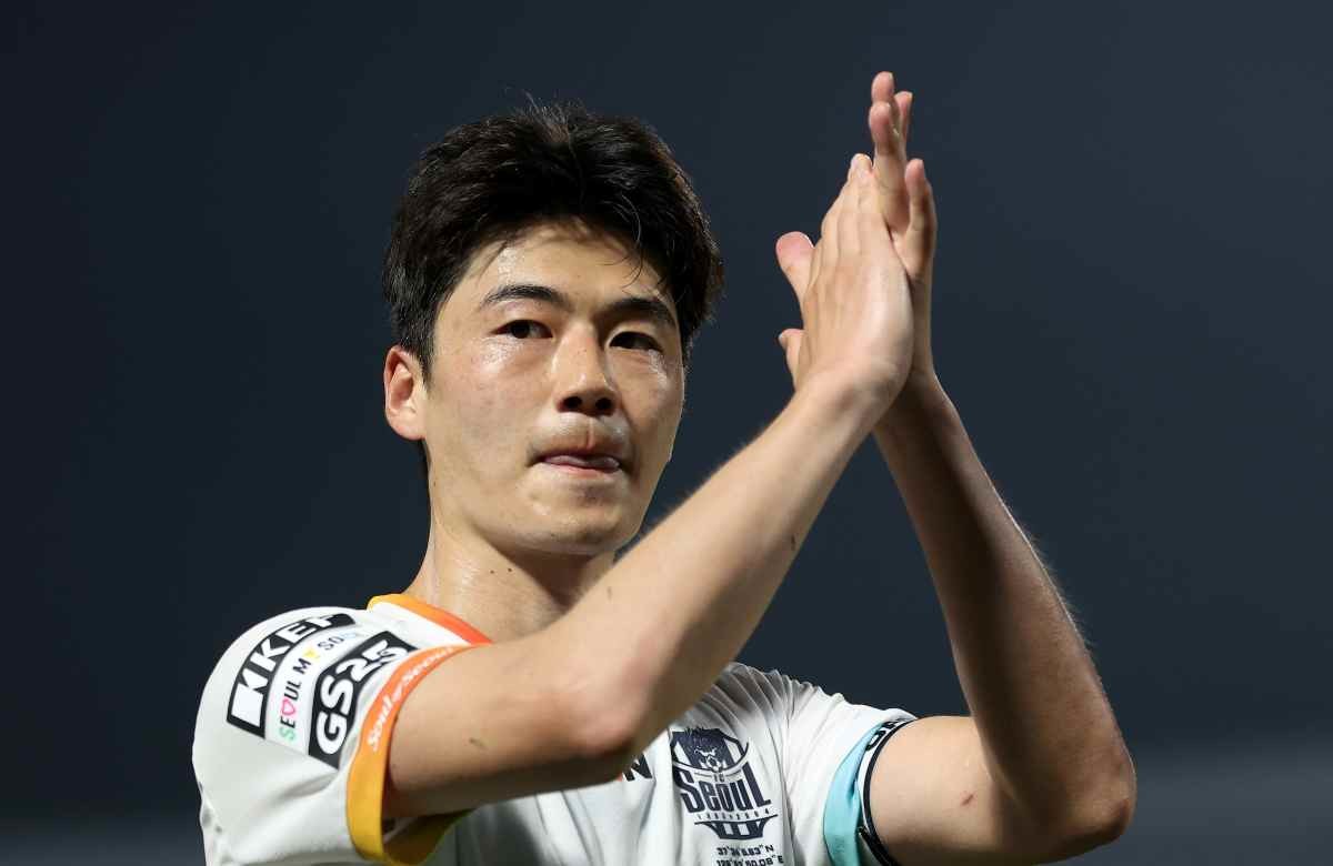FC서울 기성용이 2024년 경기 수원종합운동장에서 열린 '프로축구 하나은행 K리그1 2024 10라운드' 수원FC와 FC서울의 경기에서 2-0으로 승리한 후 박수치고 있다. / 뉴스1