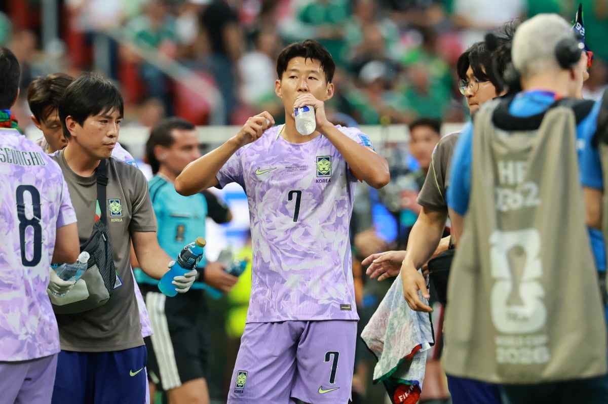 대한민국 축구대표팀 손흥민이 지난 6월 멕시코 과달라하라 스타디움에서 열린 2026 북중미 월드컵 A조 조별리그 2차전 대한민국과 멕시코의 경기에서 물을 마시고 있다. / 뉴스1