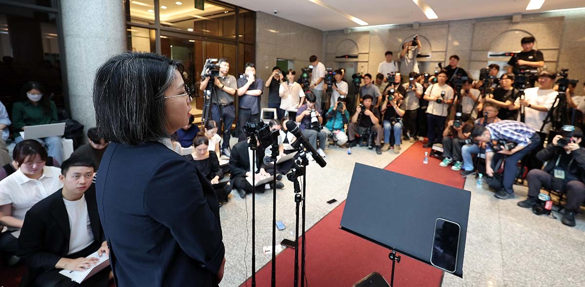 용혜인 성평등가족부 장관 후보자가 2일 오전 서울 서대문구 한국청소년활동진흥원에 마련된 인사청문회 준비사무실로 첫 출근하며 취재진 질문에 답하고 있다. / 뉴스1