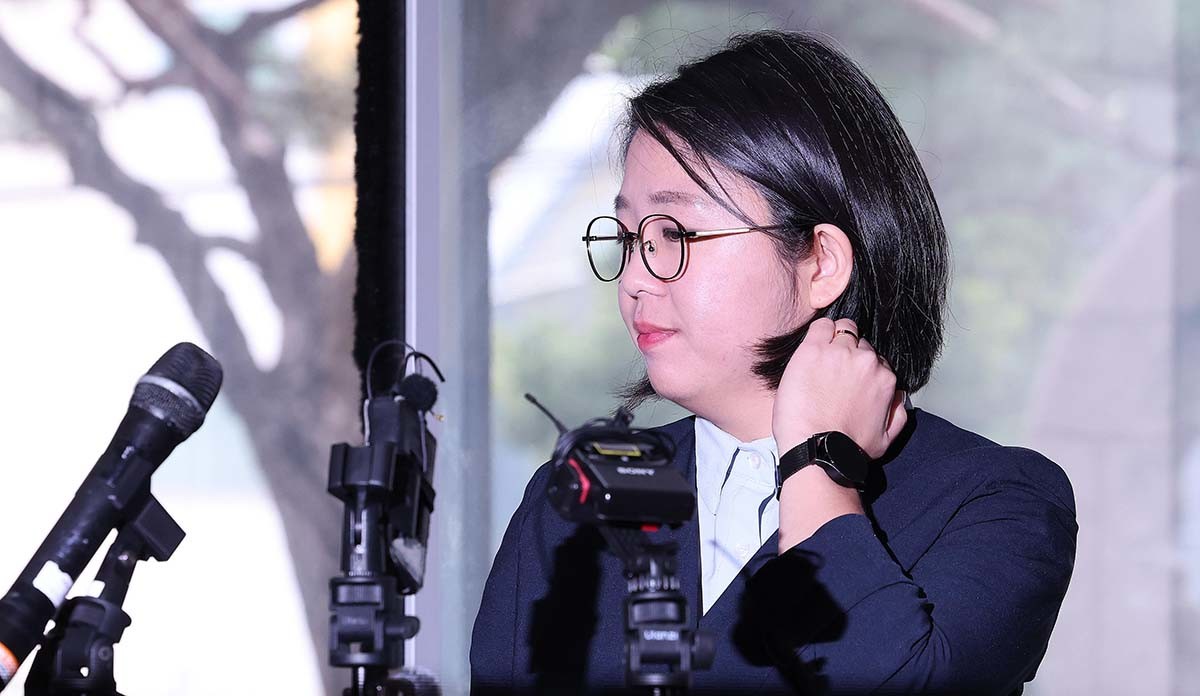 용혜인 성평등가족부 장관 후보자가 2일 오전 서울 서대문구 한국청소년활동진흥원에 마련된 인사청문회 준비사무실로 첫 출근하며 취재진 질문에 답하고 있다.  / 뉴스1