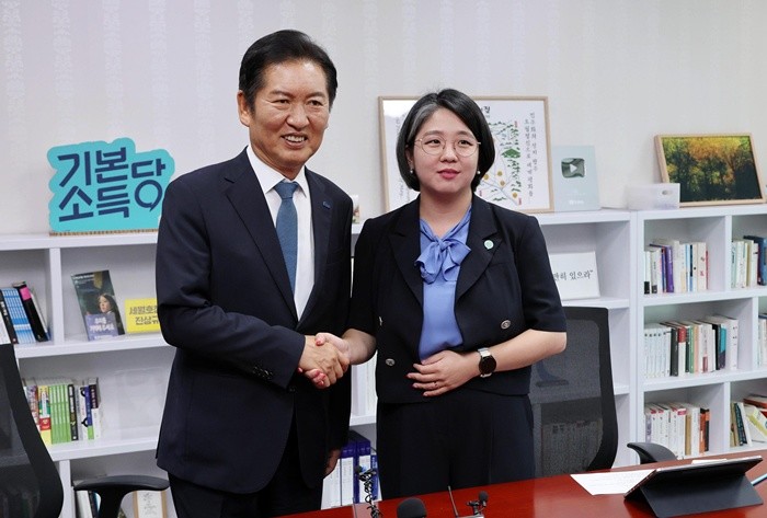 정청래 더불어민주당 의원과 용혜인 성평등가족부 장관 후보자 / 뉴스1