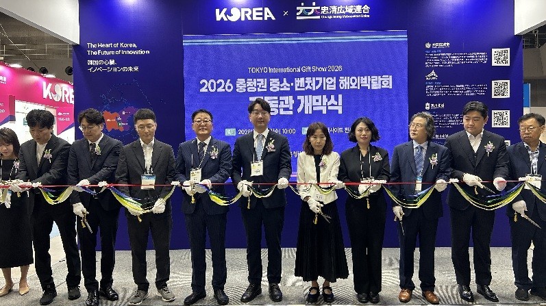 2일 일본 도쿄 국제기프트쇼 충청관 개막행사에 참석한 충청광역연합의회 의원들과 관계자들이 기념촬영을 하고 있다. /사진=충청광역연합의회