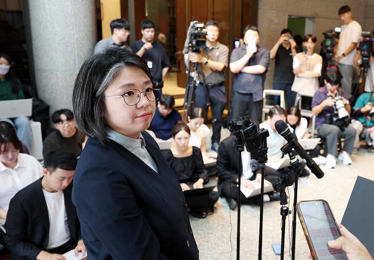 용혜인 성평등가족부 장관 후보자가 2일 오전 서울 서대문구 한국청소년활동진흥원에 마련된 인사청문회 준비사무실로 첫 출근하며 취재진 질문을 듣고 있다./ 뉴스1