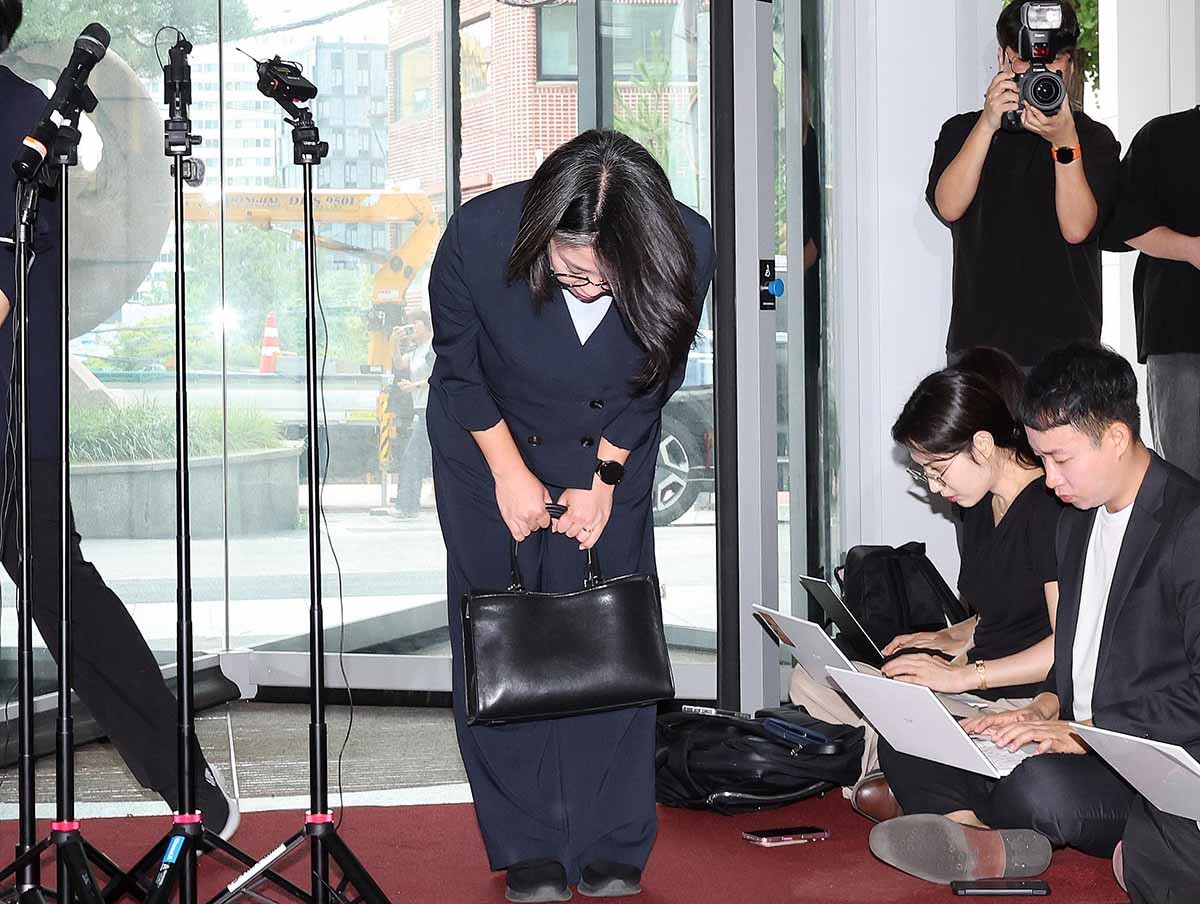용혜인 성평등가족부 장관 후보자가 2일 오전 서울 서대문구 한국청소년활동진흥원에 마련된 인사청문회 준비사무실로 첫 출근하며 인사하고 있다. / 뉴스1