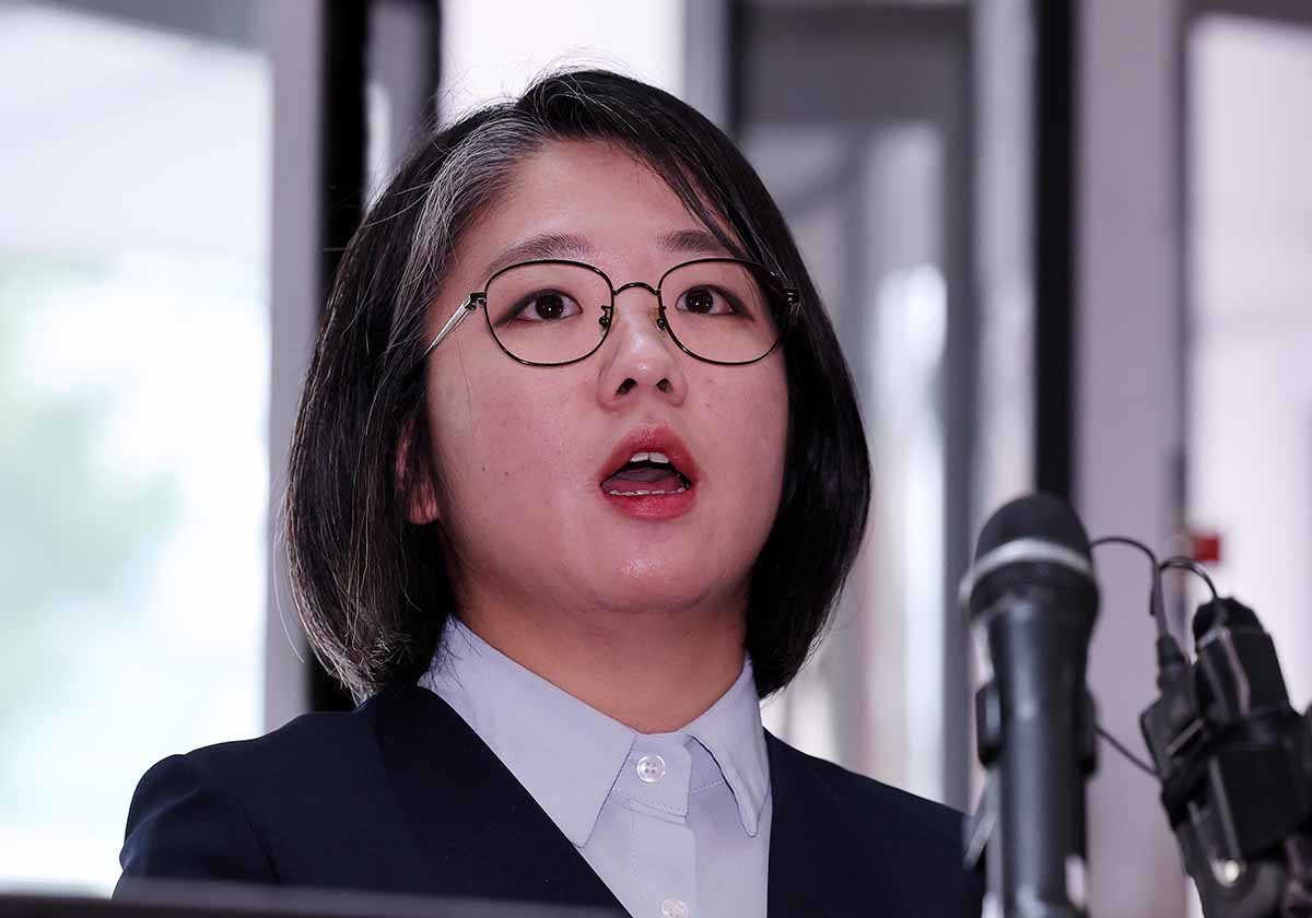 용혜인 성평등가족부 장관 후보자가 2일 오전 서울 서대문구 한국청소년활동진흥원에 마련된 인사청문회 준비사무실로 첫 출근하며 취재진 질문에 답하고 있다. / 뉴스1