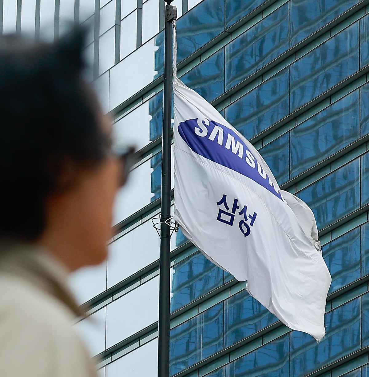 서울 삼성전자 서초사옥에 깃발이 나부끼고 있다. / 뉴스1