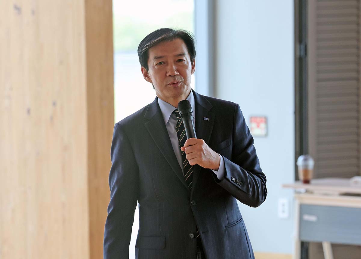 조국 혁신정책연구원장이 2일 오후 전남광주 신안군 압해읍 보훈회관에서 열린 '2026 신안군 명사 초청 특강'에서 '호남정치의 미래'를 주제로 강연하고 있다./ 뉴스1
