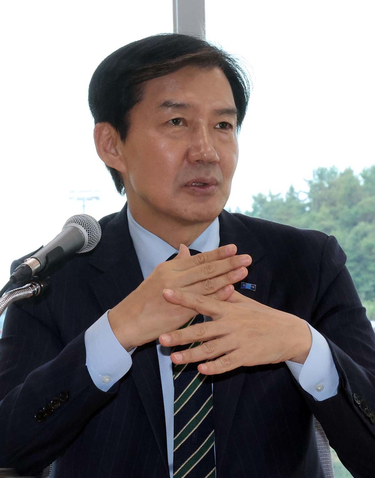 조국 혁신정책연구원장이 2일 오후 전남광주 신안군 압해읍 보훈회관에서 열린 '2026 신안군 명사 초청 특강'에서 '호남정치의 미래'를 주제로 강연하고 있다./ 뉴스1