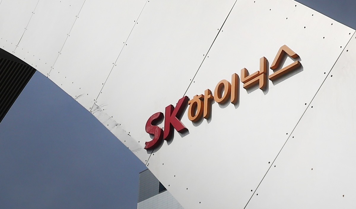 SK하이닉스 본사 모습. 기사 이해를 돕기 위한 자료 사진. SK하이닉스가 성과급 지급과 관련해 '우리 구성원의 성과와 보상이 사회에서 당당하게 인정받을 수 있도록 회사는 구성원을 보호하고 불이익이 없도록 할 것'이라고 밝혔다. 3일 연합뉴스 보도 등에 따르면 SK하이닉스는 전날(2일) 경기 분당캠퍼스에서 열린 '함께하는 더(THE) 소통행사'에서 SK하이닉스 기업문화 담당인 진보건 부문장은 성과급 지급 방식 변경과 관련한 배경을 설명하며 이렇게 밝혔다.     진보건 부문장은 이 자리에서 '성과급 제도의 지속 가능성을 가져가기 위해 고민이 필요했다'라며 '가장 큰 이해관계자인 주주와 구성원의 이해관계가 맞닿아 있음을 고려해 주식 지급을 고민했다'라고 설명했다.    / 뉴스1