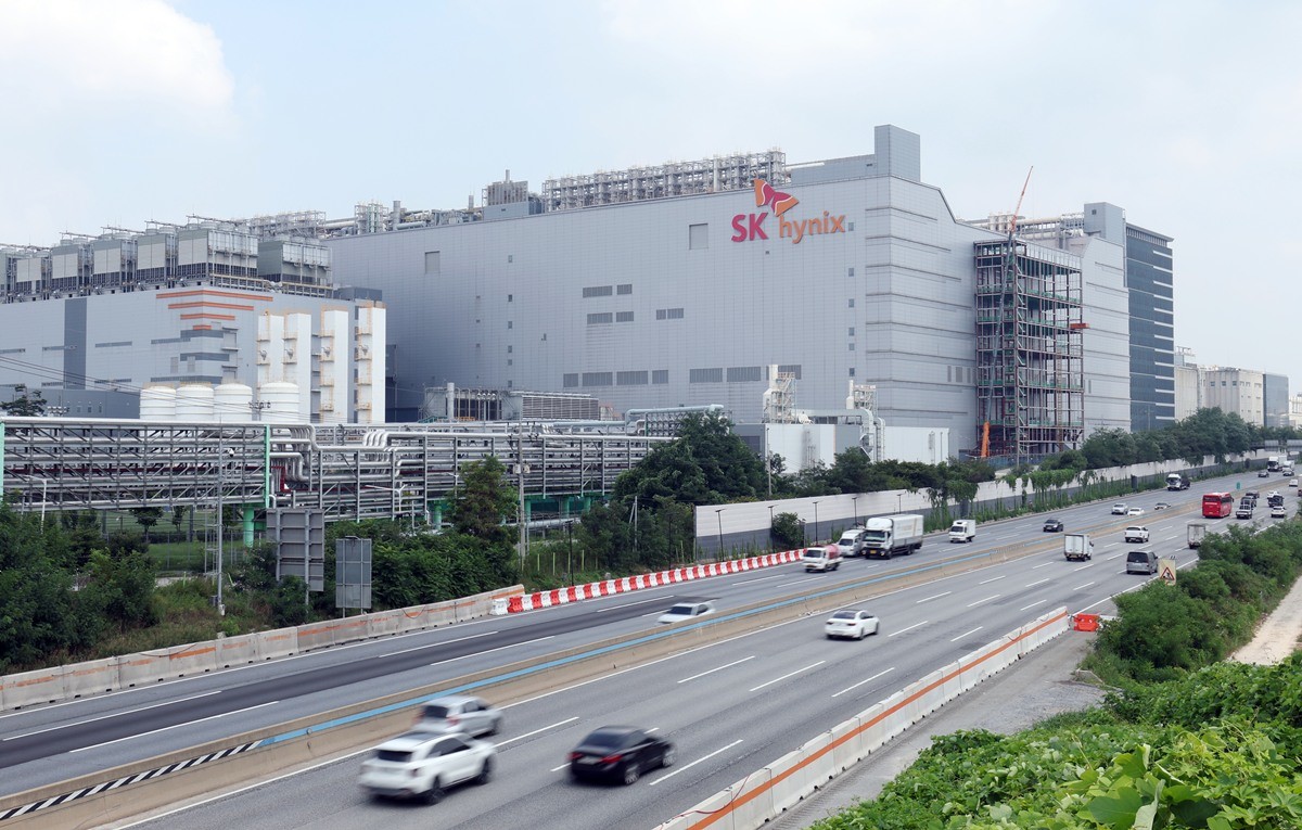 SK하이닉스 본사 모습. 기사 이해를 돕기 위한 자료 사진.     앞서 SK하이닉스 노사는 지난달 임금 6.3% 인상과 함께 성과급인 초과이익분배금(PS)의 40%를 현금으로 지급하고 나머지 60%를 자사주로 지급하는 내용의 잠정합의안을 마련해 조합원 투표에 부쳤다. 그러나 투표자 과반이 반대하면서 잠정합의안은 부결됐다. 찬반은 불과 단 25표 차로 갈렸다. 잠정합의안 부결로 노사는 성과급 지급 방식 등을 놓고 다시 협상 테이블에 앉게 됐다.     진보건 부문장은 이 자리에서 '성과급 제도의 지속 가능성을 가져가기 위해 고민이 필요했다'라며 '가장 큰 이해관계자인 주주와 구성원의 이해관계가 맞닿아 있음을 고려해 주식 지급을 고민했다'라고 설명했다.        / 뉴스1