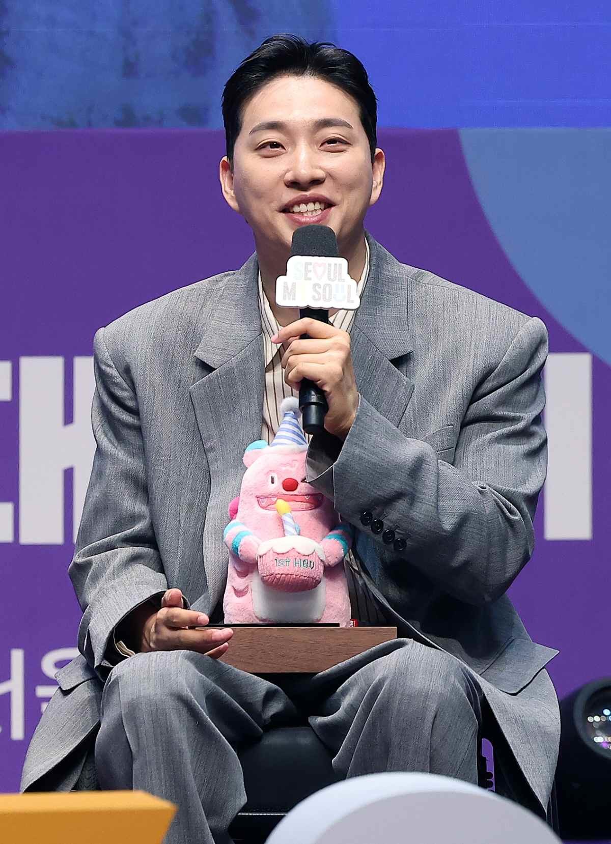 유튜버 박위가 지난해 서울특별시청에서 열린 ‘2025 서울특별시 홍보대사 위촉식’에서 소감을 말하고 있다. / 뉴스1