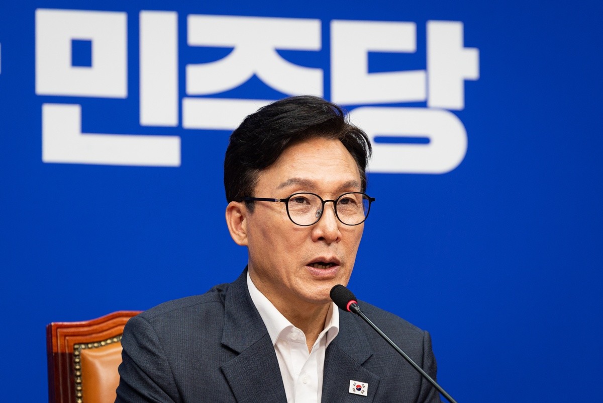 김민석 더불어민주당 대표가 서울 여의도 국회에서 열린 경찰개혁추진단 1차 회의에서 발언하고 있다. 기사 이해를 돕기 위한 자료 사진. 김민석 대표는 용혜인 성평등가족부 장관 후보자의 비례대표 국회의원직 유지 등을 둘러싼 논란에 대해 '많은 우려와 비판을 듣고 깊이 생각하고 있다'라는 입장을 밝혔다. 김 대표는 3일 더불어민주당 공식 유튜브 ‘민주당TV’에 출연해 용혜인 후보자 문제에 대해 '여러 말씀을 듣고 지켜보는 입장'이라며 이렇게 말했다. / 뉴스1