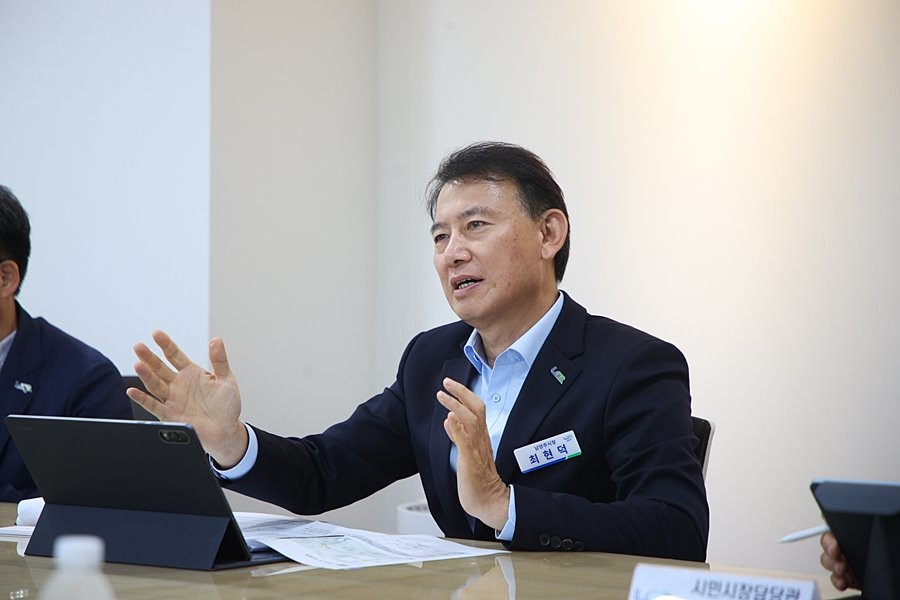 지난 2일 최현덕 남양주시장이 달뫼IC 통행료 인하 필요성을 설명하고 있다