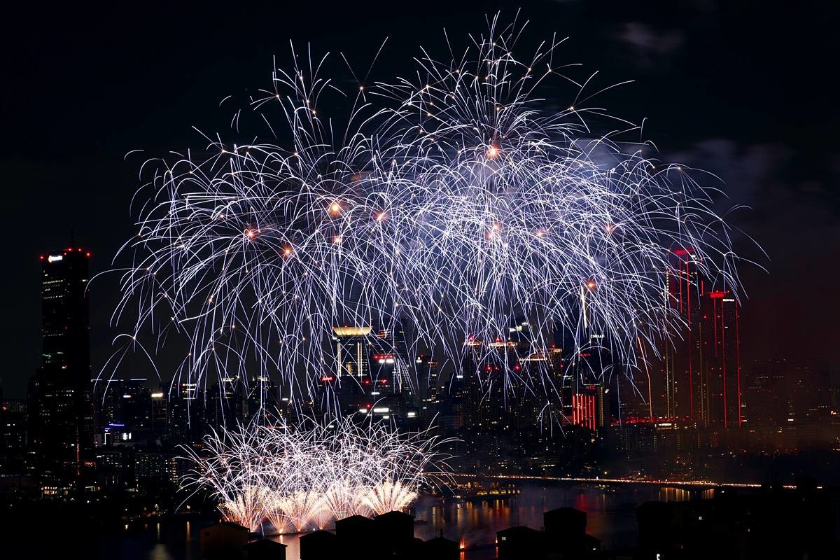 지난해 9월 27일 오후 서울 여의도 한강공원 일대에서 열린 '2025 서울세계불꽃축제'에서 화려한 불꽃이 밤하늘을 수놓고 있다 / 뉴스1