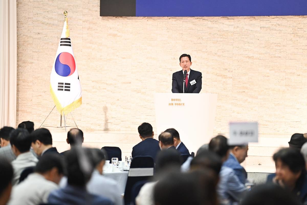 김장호 구미시장이 '1호 세일즈맨'으로 구미 반도체 판매를 위해 대만과 독일을 방문한다. 사진은 지난 2일 서울 영등포구 공군호텔에서' 열린 2026 구미시 투자환경 설명회'에 참석한 김장호 구미시장/이하 구미시