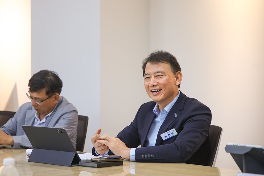 지난 2일 최현덕 남양주시장이 헌혈 300회를 달성한 시민과 이야기를 나누고 있다