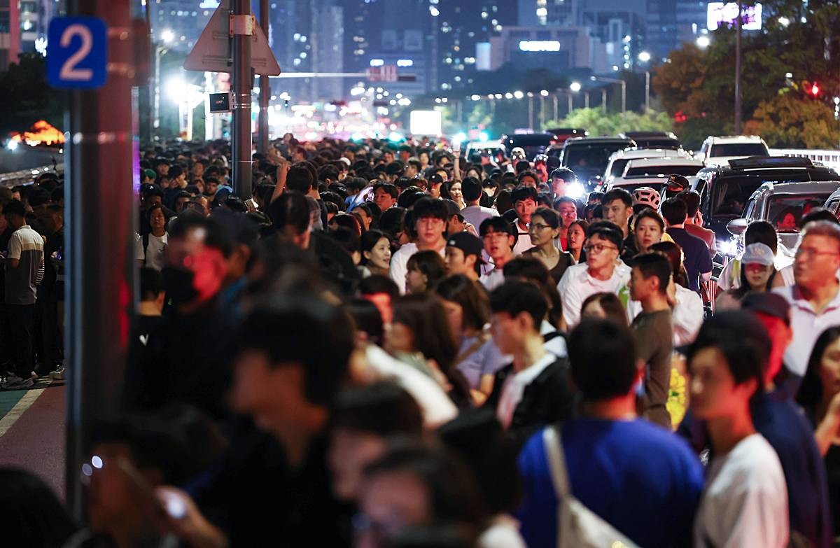 지난해 9월 27일 서울 여의도 한강공원 일대에서 열린 '2025 서울세계불꽃축제'에서 시민들이 발걸음을 옮기고 있다 / 뉴스1