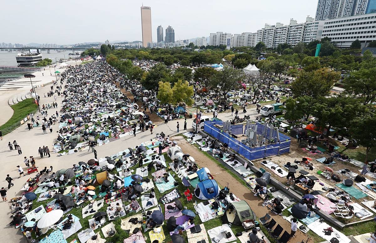 서울세계불꽃축제 2025가 열리는 지난해 9월 27일 서울 여의도 한강공원에서 시민들이 돗자리를 펴두고 자리를 선점하고 있다 / 뉴스1
