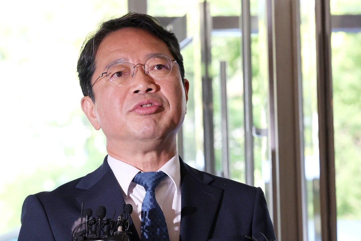 김승원 법무부 장관 후보자가 3일 오전 서울 종로구 적선현대빌딩에 마련된 인사청문회 준비사무실로 출근하며 취재진의 질문에 답하고 있다. 김승원 후보자는 이재명 대통령 사건의 공소취소와 관련해 '법무부 장관에게 직접적인 권한이 없고 검찰총장을 통해 지휘할 생각도 없다'라고 말했다. 김 후보자는 '법무부 장관 후보자로서는 법과 원칙에 따르겠다'라며 '개별 사건의 공소 유지는 공판검사가 권한을 갖고 있기 때문에 그 권한을 존중하겠다'라고 강조했다. / 뉴스1