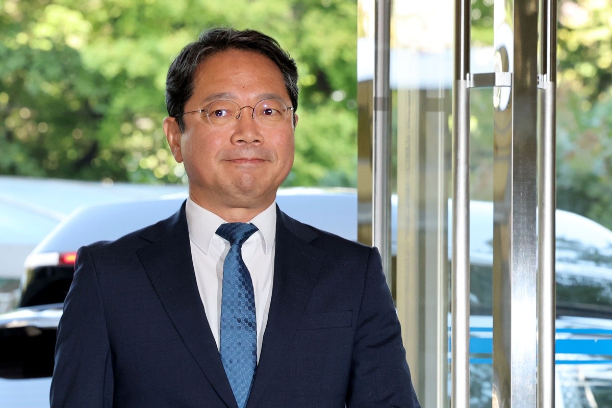 김승원 법무부 장관 후보자가 3일 오전 서울 종로구 적선현대빌딩에 마련된 인사청문회 준비사무실로 출근하고 있다. 김승원 후보자는 '이재명 대통령 사건 공소취소와 국정조사 추진을 위한 의원 모임'에서 윤건영 의원과 함께 공동대표를 맡았다. 김 후보자는 이전부터 이 대통령 사건의 공소를 취소해야 한다는 입장을 거듭 밝혀왔다. 김 후보자는 지난 1월 민주당 경기지역 국회의원들과 기자회견을 열어 '정치검찰이 조작 기소한 이재명 대통령 사건은 지금 당장 공소 취소해야 한다'라고 주장하기도 했다. / 뉴스1