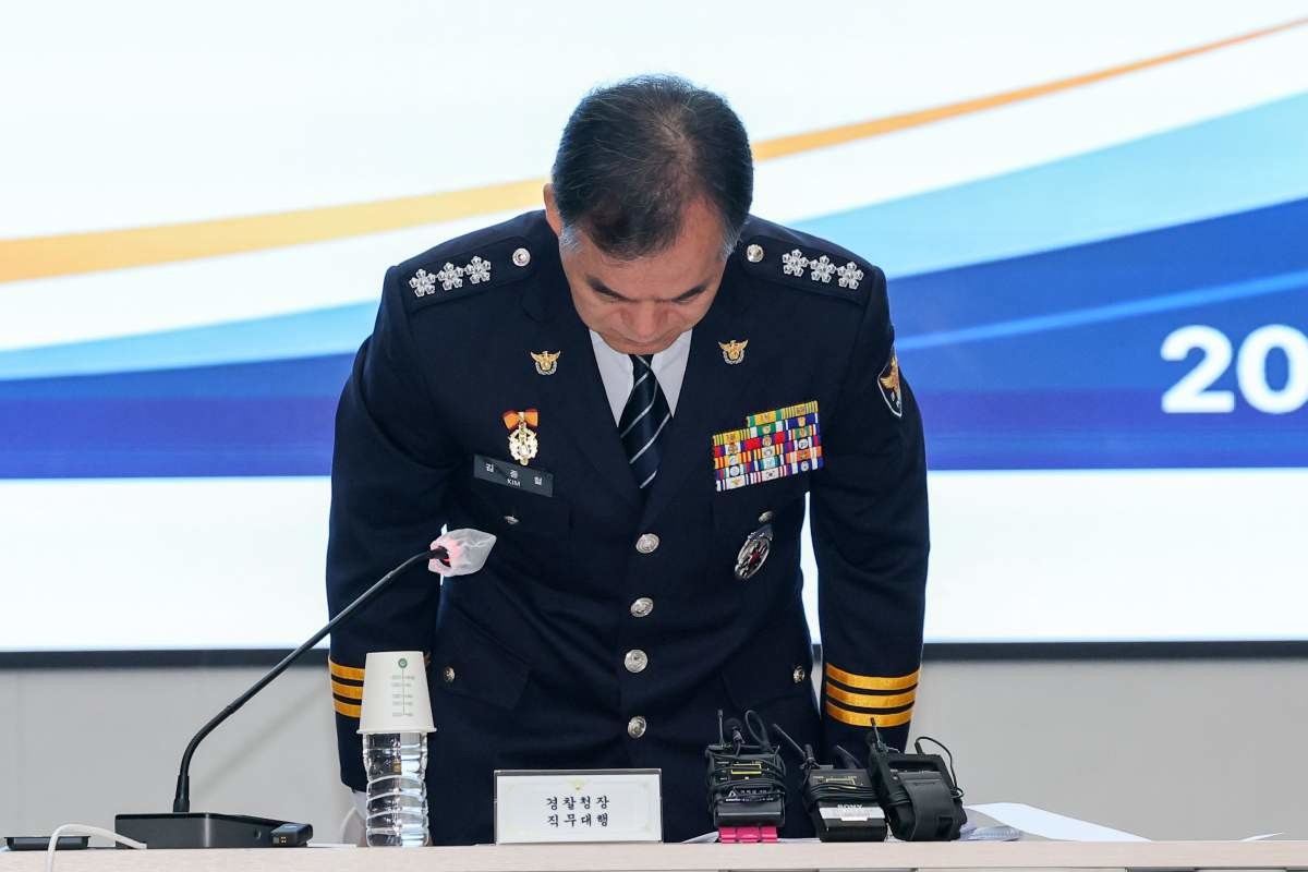 김종철 신임 경찰청장 직무대행(경찰청 차장)이 3일 서울 서대문구 경찰청에서 열린 전국 경찰 지휘부 회의에서 모두 발언을 마친 뒤 인사하고 있다. / 뉴스1