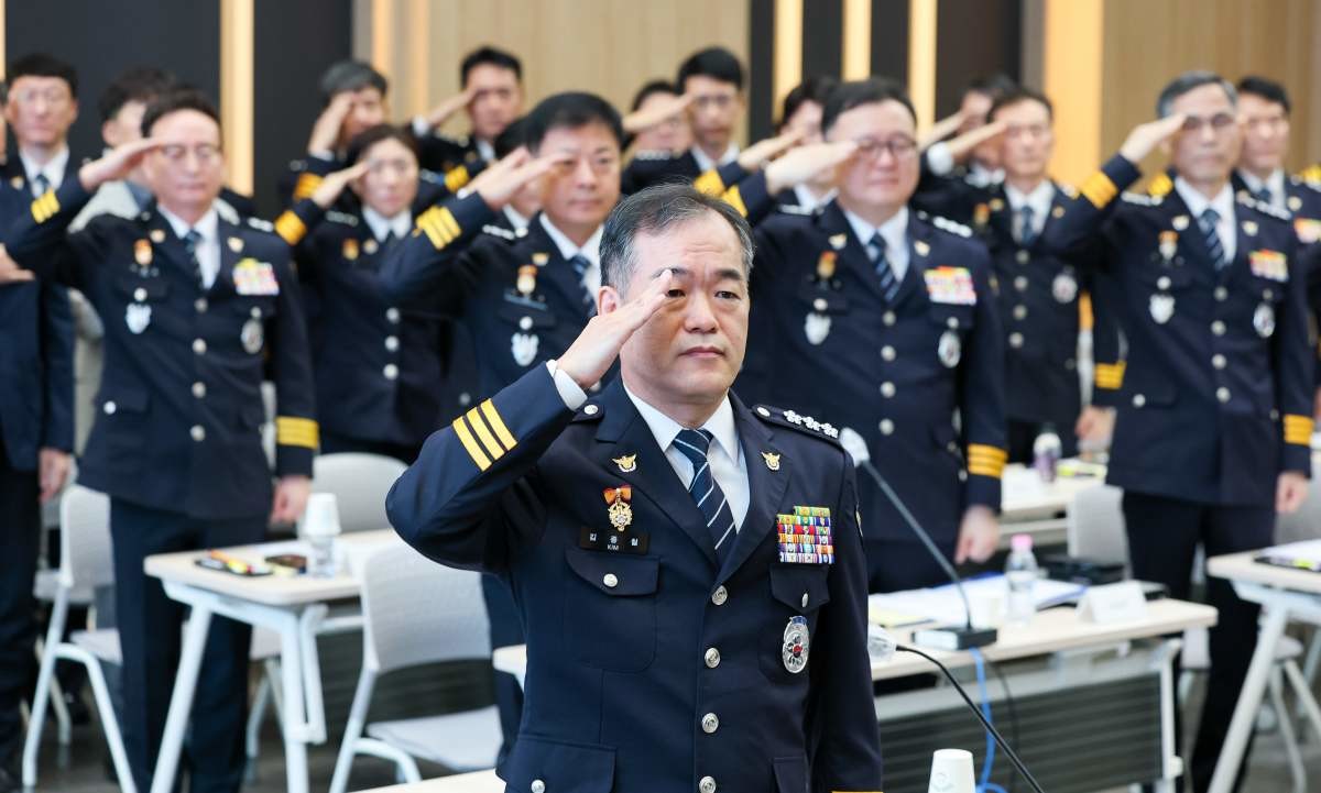 김종철 신임 경찰청장 직무대행(경찰청 차장)이 3일 서울 서대문구 경찰청에서 열린 전국 경찰 지휘부 회의에서 국민의례를 하고 있다. / 뉴스1