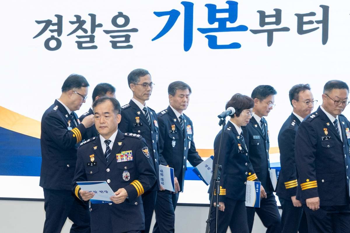 김종철 신임 경찰청장 직무대행(경찰청 차장)이 3일 서울 서대문구 경찰청에서 전국 경찰 지휘부 회의에 앞서 경찰헌장을 낭독한 뒤 단상에서 내려오고 있다. / 뉴스1