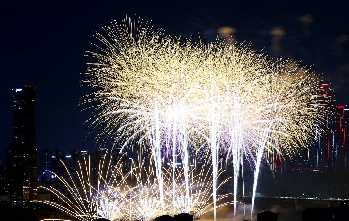 지난해 9월 27일 오후 서울 여의도 한강공원 일대에서 열린 '2025 서울세계불꽃축제'에서 화려한 불꽃이 밤하늘을 수놓고 있다 / 뉴스1