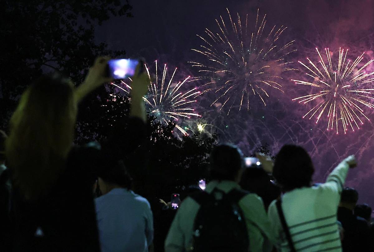 지난해 27일 서울 여의도 한강공원 일대에서 열린 '2025 서울세계불꽃축제'에서 시민들이 화려한 불꽃쇼를 보고 있다 / 뉴스1