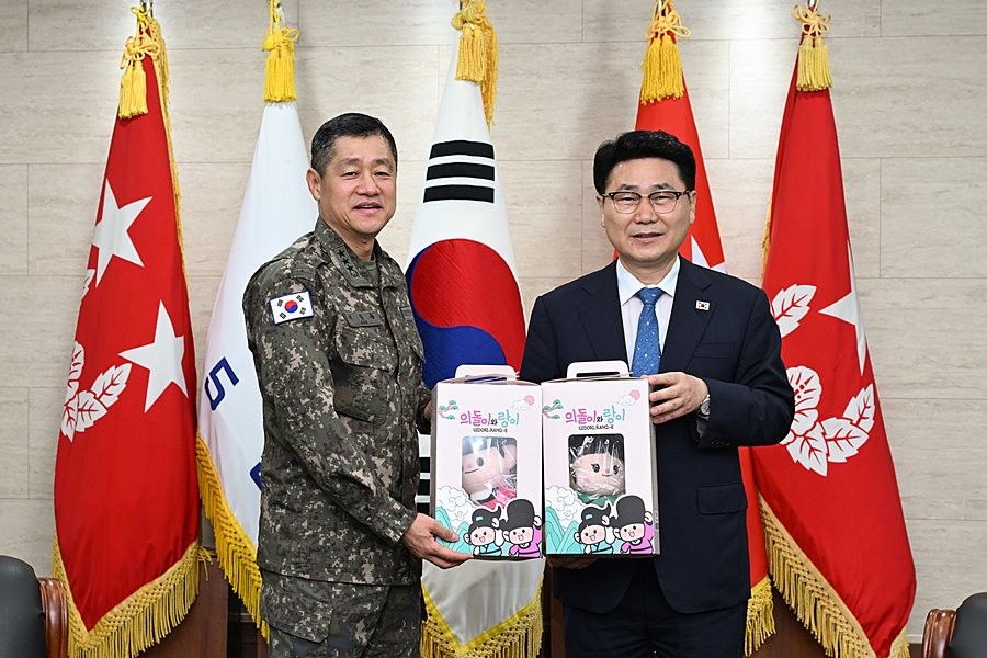 김원기 의정부시장이 9월 1일 5군단을 방문해 이일용 군단장과 기념촬영을 하고 있다