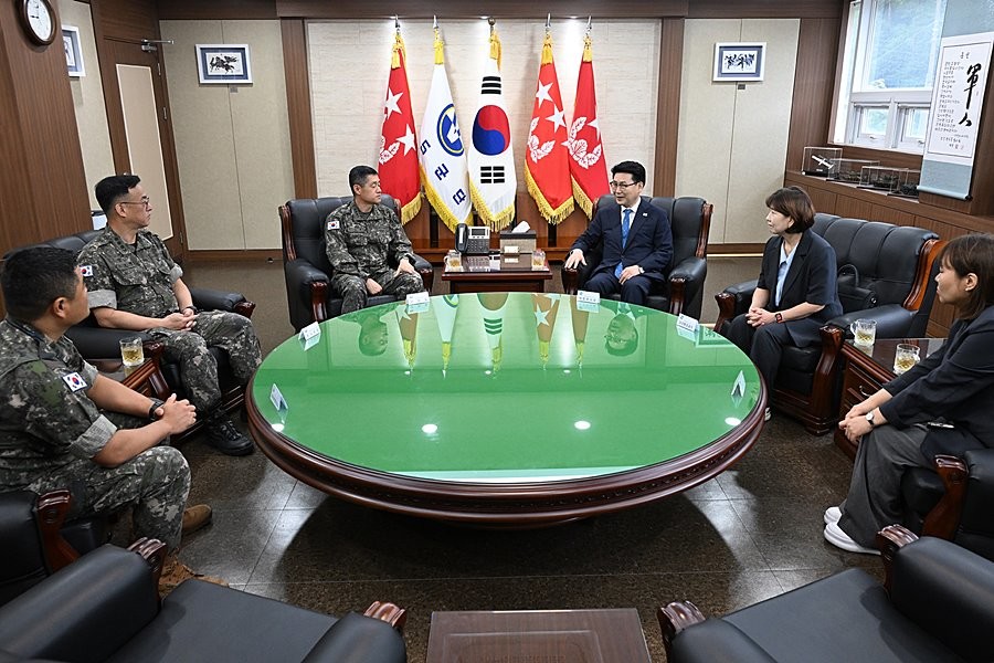 김원기 의정부시장이 9월 1일 5군단을 방문해 군 관계자들과 이야기를 나누고 있다