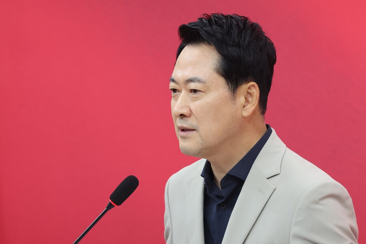 장동혁 대표 자료 사진. 장 대표는 용혜인 성평등가족부 장관 후보자에 대해 '용혜인 후보자가 비례대표 의원직 사퇴를 거부하는 이유도 뻔하다. 배우자는 물론 조직 월급이 끊기기 때문'이라며 '결국 기본소득당의 '언더 조직'을 유지하기 위해서다. 기본소득당이 아니라 조직소득당'이라고 비판했다. 장 대표는 '용혜인 후보자는 청와대와 김민석 대표만 찬성하고 진영과 세대를 가리지 않고 다 반대하고 있다'라며 '장관 지명 취소 정도가 아니라 의원직도 물러나야 한다. 국회의원 두 번이나 만들어준 민주당도 책임져야 한다'라고 목소리를 높였다. / 뉴스1