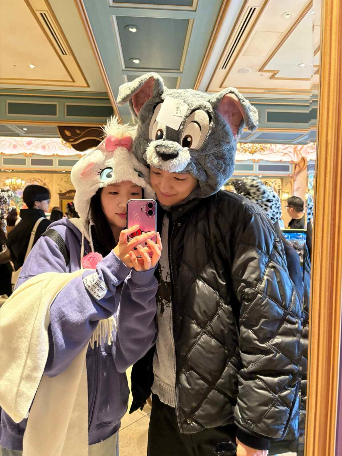 지예은과 바타가 다정하게 사진을 찍고 있다 / 바타 인스타그램