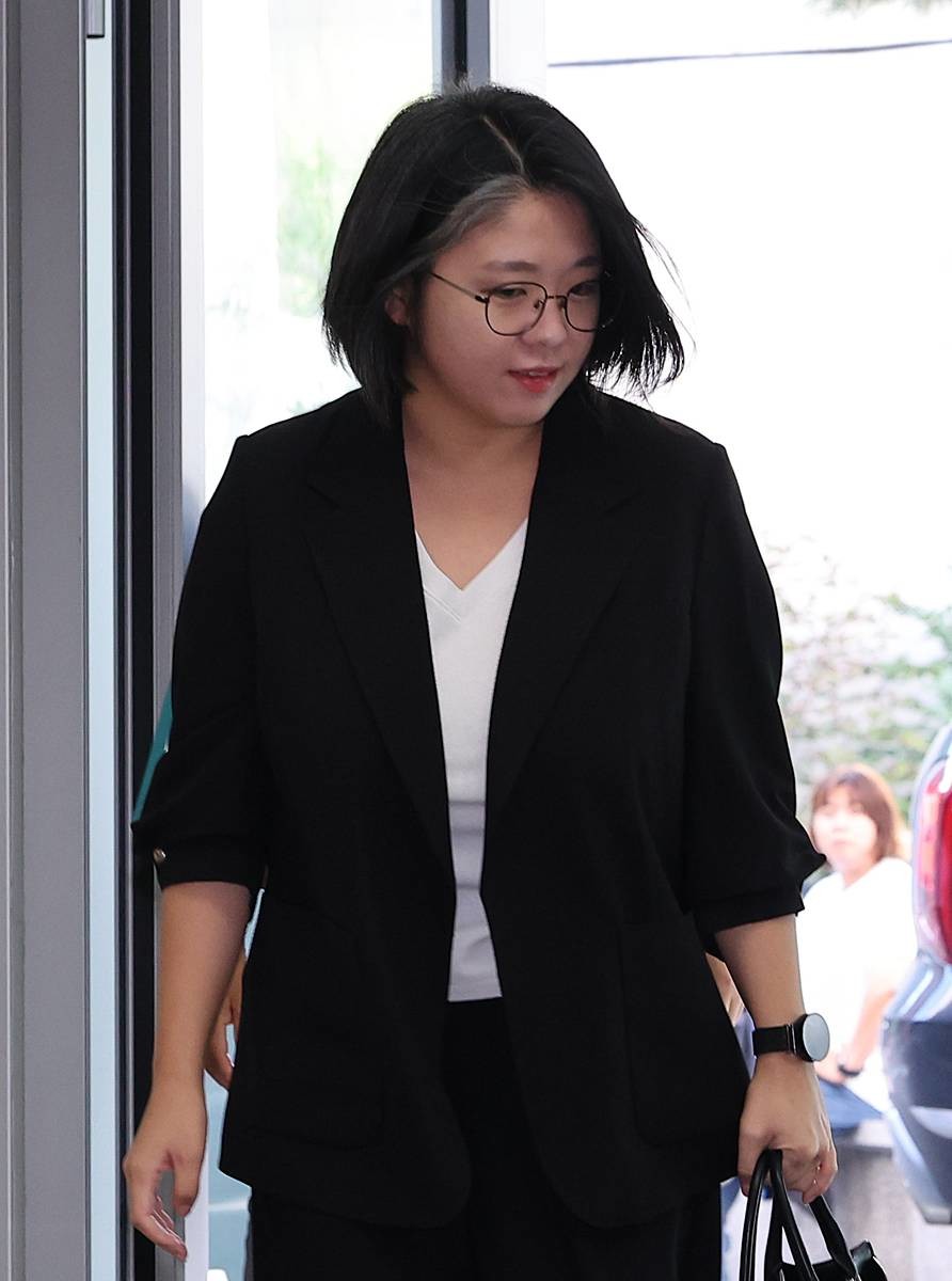 용혜인 성평등가족부 장관 후보자가 3일 오전 서울 서대문구 한국청소년활동진흥원에 마련된 인사청문회 준비사무실로 출근하고 있다 / 뉴스1