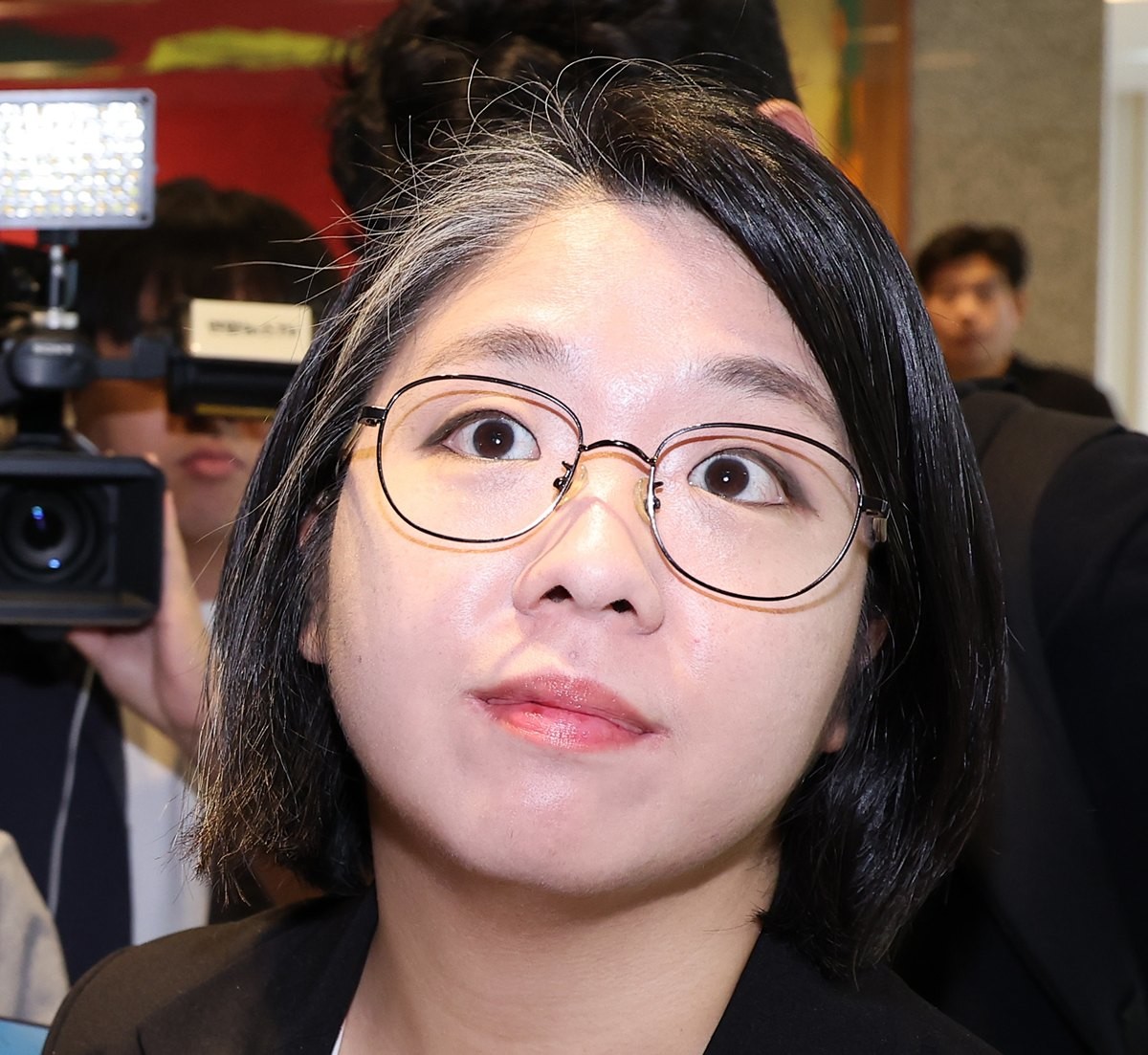용혜인 성평등가족부 장관 후보자가 3일 오전 서울 서대문구 한국청소년활동진흥원에 마련된 인사청문회 준비사무실로 출근하고 있다. 기사 이해를 돕기 위한 자료 사진. 용혜인 성평등가족부 장관 후보자가 기본소득당 당비와 관련해 정치자금법 위반 혐의로 3일 고발당했다. 이종배 전 국민의힘 서울시의원은 3일 오전 용혜인 후보자를 서울경찰청에 고발했다고 밝혔다. 기본소득당 특별당비 납부 내역과 용혜인 후보자의 남편이자 당직자인 박모 씨의 급여 수령 과정에서 불법 정치자금 거래 정황이 의심돼 수사가 필요하다는 게 이종배 전 시의원의 고발 취지다. / 뉴스1