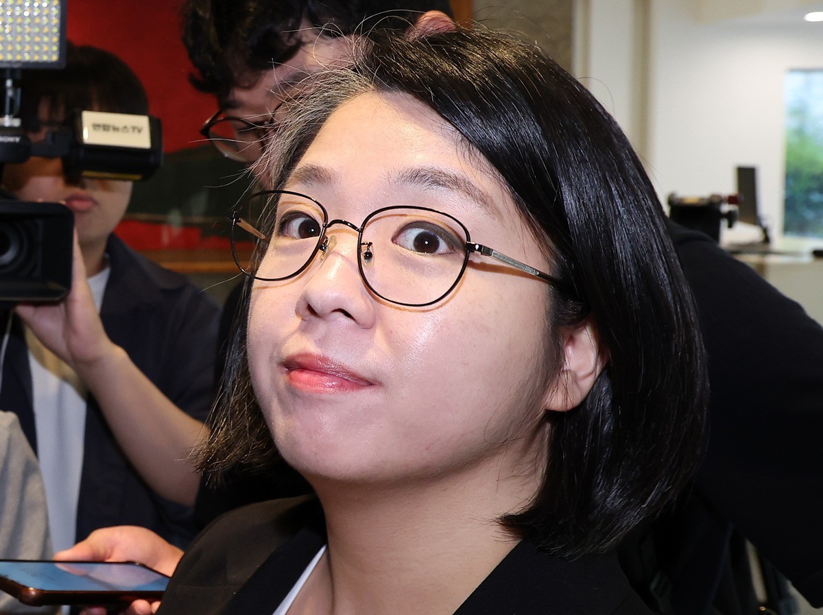 용혜인 성평등가족부 장관 후보자가 3일 오전 서울 서대문구 한국청소년활동진흥원에 마련된 인사청문회 준비사무실로 출근하고 있다. 기사 이해를 돕기 위한 자료 사진. 용혜인 성평등가족부 장관 후보자가 기본소득당 당비와 관련해 정치자금법 위반 혐의로 3일 고발당했다. 이종배 전 국민의힘 서울시의원은 3일 오전 용혜인 후보자를 서울경찰청에 고발했다고 밝혔다. 기본소득당 특별당비 납부 내역과 용혜인 후보자의 남편이자 당직자인 박모 씨의 급여 수령 과정에서 불법 정치자금 거래 정황이 의심돼 수사가 필요하다는 게 이종배 전 시의원의 고발 취지다. / 뉴스1