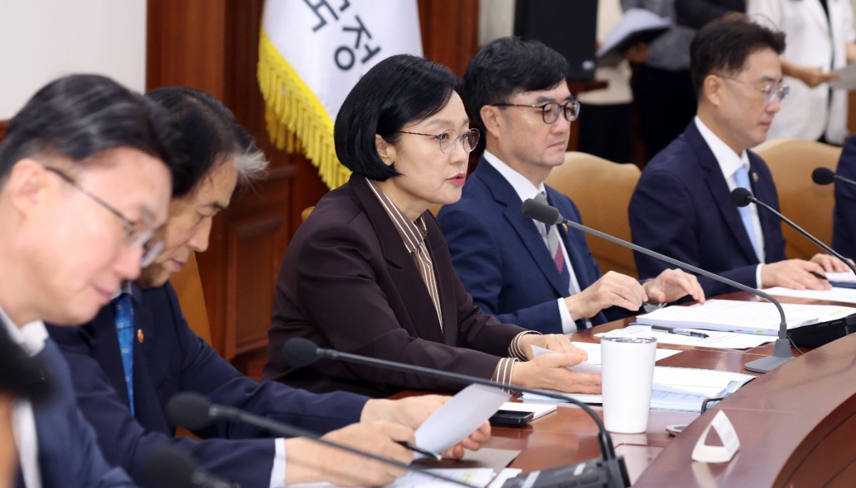 한성숙 국무총리가 3일 오전 서울 종로구 세종대로 정부서울청사에서 열린 국가정책조정회의에서 모두 발언을 하고 있는 모습 / 뉴스1