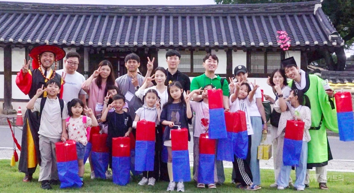 지난 6월 27일에 열린 ‘달빛산책 골목유람’ 프로그램 참여자들이 기념사진을 찍고 있다. / 나주시