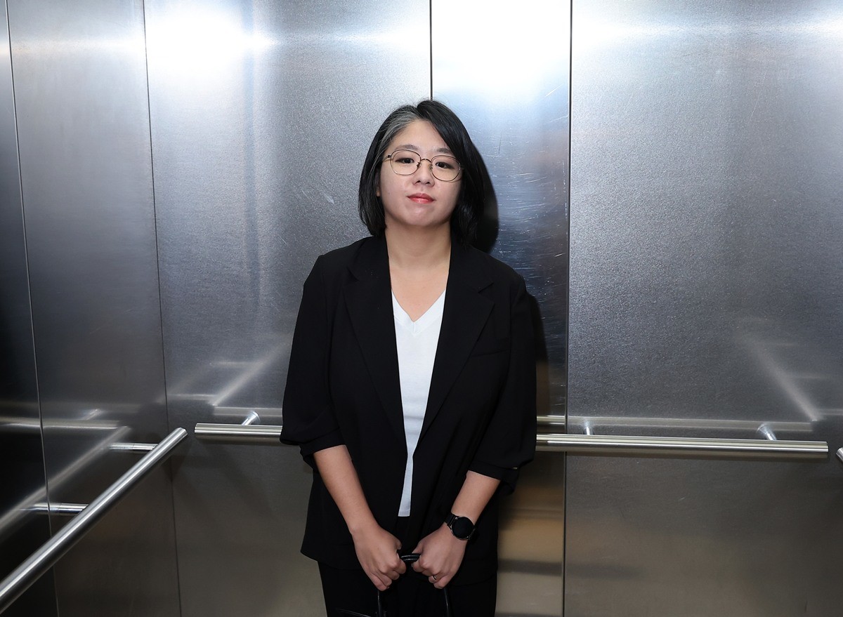 용혜인 성평등가족부 장관 후보자가 3일 오전 서울 서대문구 한국청소년활동진흥원에 마련된 인사청문회 준비사무실로 출근하고 있다. 기사 이해를 돕기 위한 자료 사진. 용혜인 후보자는 3일 야권뿐 아니라 여권에서도 커지고 있는 비례대표 의원직 사퇴 요구와 관련해 '인사청문회에서 상세히 말씀드리겠다'라는 입장을 반복했다. 용 후보자는 이날 서울 서대문구 한국청소년활동진흥원에 마련된 인사청문회 준비 사무실로 출근하는 길에 취재진과 만나 이처럼 짧은 답변만 남겼다. '이재명 정부에 부담을 주는 것 아니냐?' '의원직을 내려놓지 않는 것이 정당 국고보조금 때문인 것이 맞느냐'? 등의 취재진 질문에는 입을 열지 않았다. / 뉴스1