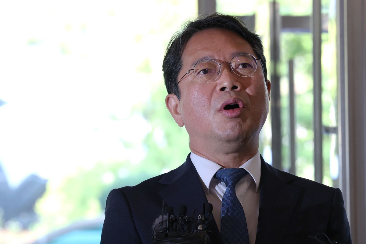 김승원 법무부 장관 후보자가 3일 오전 서울 종로구 적선현대빌딩에 마련된 인사청문회 준비사무실로 출근하며 취재진 질문에 답하고 있다. 기사 이해를 돕기 위한 자료 사진 / 뉴스1