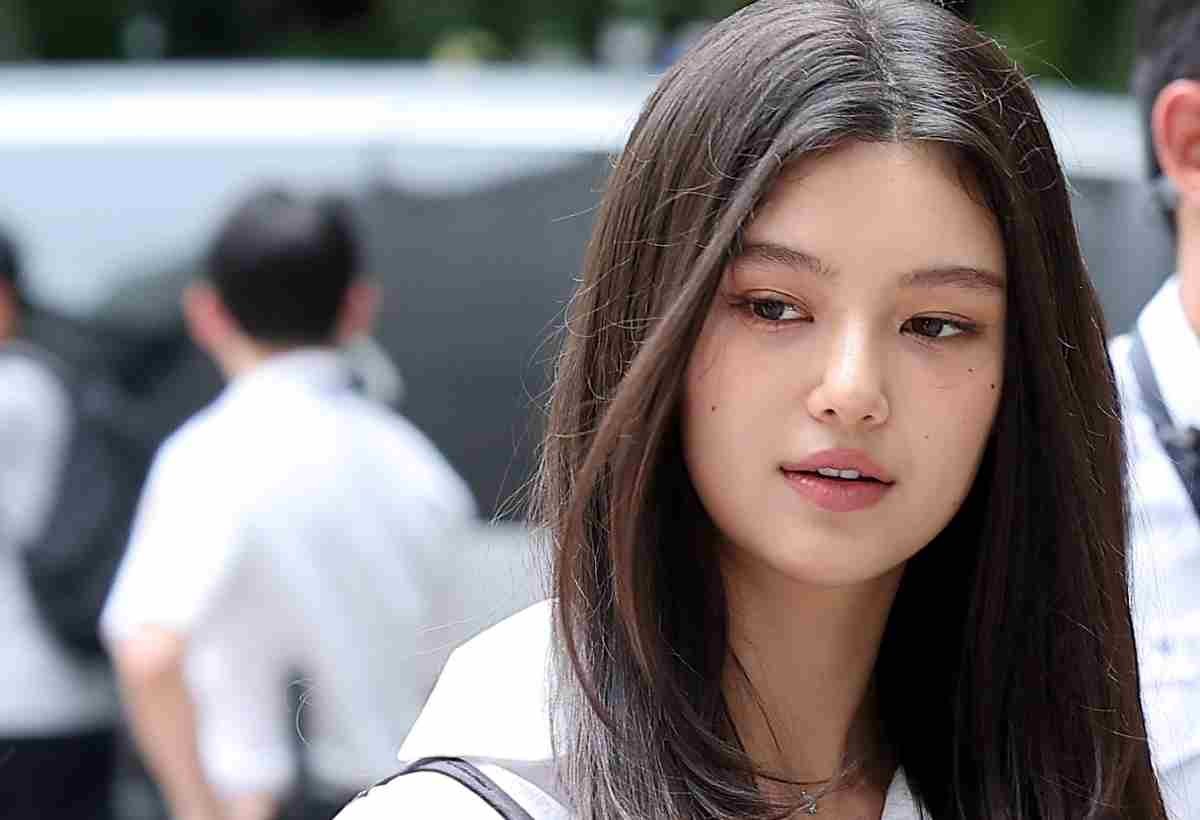 뉴진스 다니엘이 지난해 서울 서초구 서울중앙지방법원에서 열린 어도어가 뉴진스를 상대로 제기한 전속계약 유효 확인 소송 조정기일에 출석하고 있다. / 뉴스1